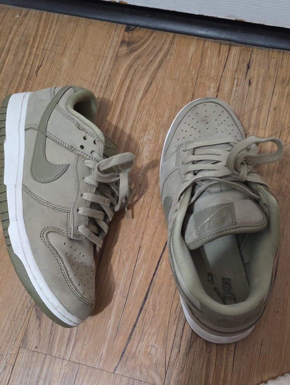 Nike Men’s Low-Top Sneakers in Olive